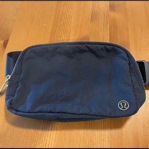 Lululemon Everywhere Belt Bag in Navy